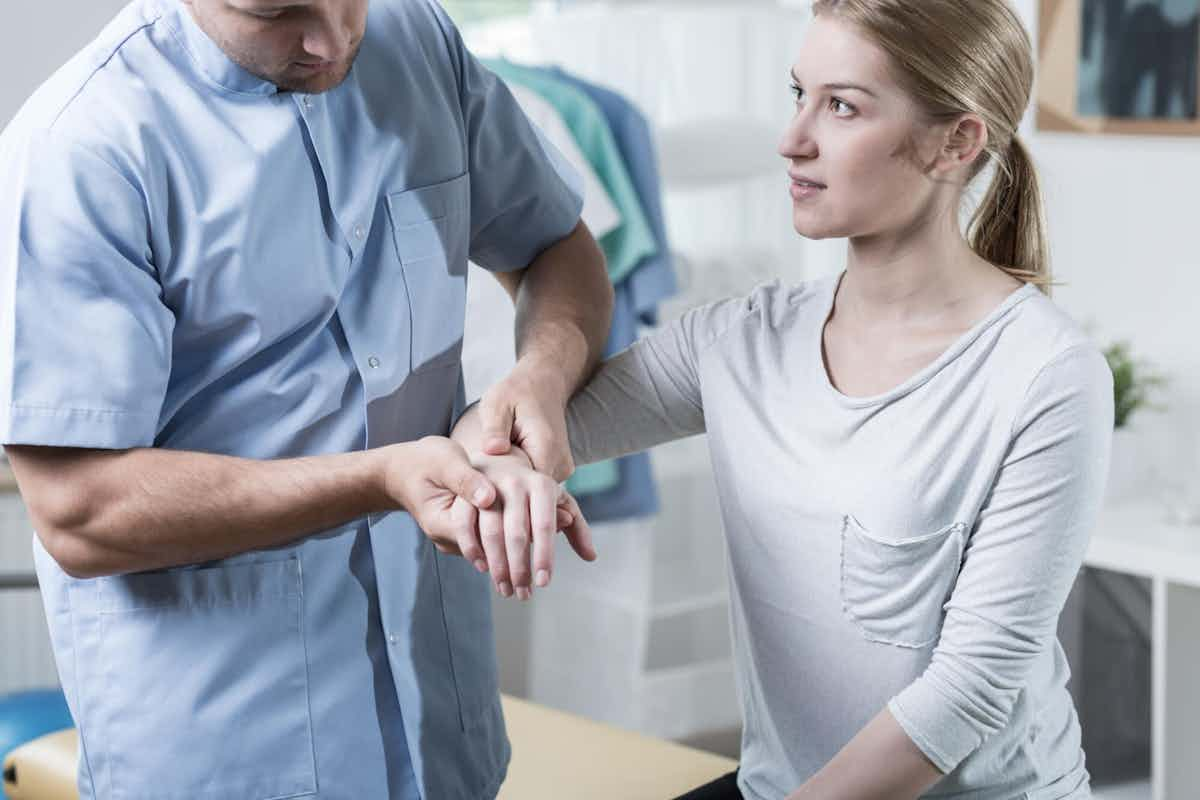 woman at a chiropractor for carpal tunnel